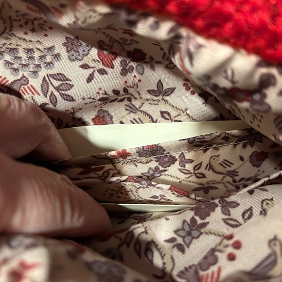 Red popcorn knit handbag with brown lucite handles - Picture 5 of 5